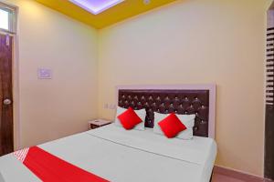 Postel nebo postele na pokoji v ubytování OYO Flagship Avtar Hotel