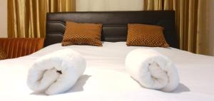 1 cama con 2 toallas blancas grandes en Lovely Specious 2 bedroom suite apartment Near IST Airport Shuttle option en Arnavutköy