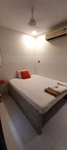 1 dormitorio con 1 cama grande en una habitación en Hotel Janata, en Bombay