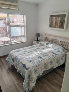 a bedroom with a bed and a window at Hartenbos huisie in Hartenbos