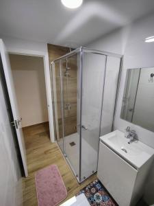 ein Badezimmer mit Dusche und Waschbecken in der Unterkunft Near Beach Cullera in Cullera + 15 Fotos