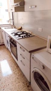 una cucina con piano cottura e lavatrice di Euro House a Modena