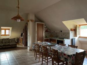 eine Küche mit einem Tisch und Stühlen im Zimmer in der Unterkunft Residence Lithos in Petralia Soprana
