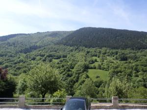 un coche conduciendo por una carretera con una montaña en L'Esquerade, en Castillon-de-Larboust