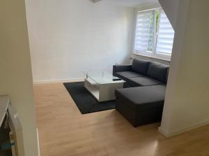 a living room with a couch and a coffee table at Ferienwohnung Herborn in Herborn