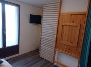 une pièce avec un placard avec une porte et une fenêtre dans l'établissement Puy Saint Vincent 1700, à Puy-Saint-Vincent