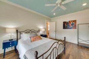 una camera con letto e ventilatore a soffitto di Restored Home Near Downtown Thomasville a Thomasville