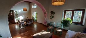 salon z łukiem, stołem i krzesłami w obiekcie Casa Santa Lucia w mieście Tilcara
