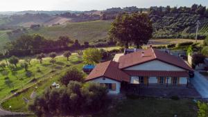 una vista aérea de una casa en un campo en B&B La Figuretta en Iesi