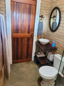 Chalés Bela Vista في ساو ثومي داس ليتراس: حمام مع مرحاض ومغسلة