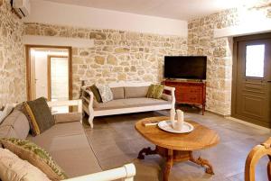salon z kanapą i stołem w obiekcie Pool Villa Leonidas Crete w mieście Stíronas