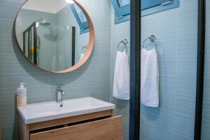 un bagno con lavandino e specchio di Abuelita Cottage a Andipáta Erísou Altre 37 foto
