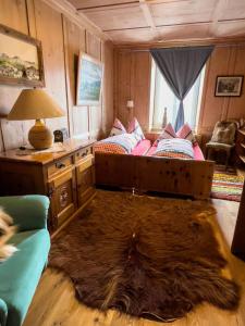 sypialnia z łóżkiem z dużym dywanem w obiekcie Ferienwohnung Waltensburg w mieście Waltensburg