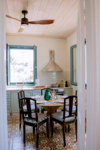 una cucina con tavolo e sedie in legno in una stanza di Abuelita Cottage a Andipáta Erísou