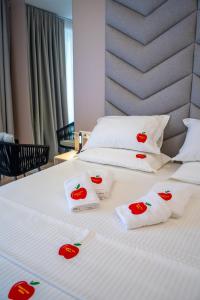 Postel nebo postele na pokoji v ubytování Adam & Eve Suites