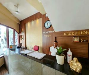 הלובי או אזור הקבלה ב-Hotel Rishiraj