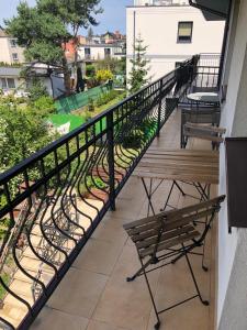 un balcon avec deux bancs et une balustrade dans l'établissement Bałtycki Zakątek, à Władysławowo