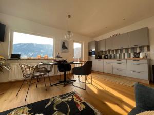 cocina con mesa y sillas en una habitación en Apartment Hildegard en Jenig