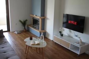 En TV eller et underholdningssystem på Blue Side Apartment in Porto Rafti