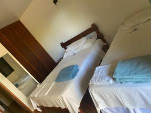 Säng eller sängar i ett rum på Chalés Holiday House