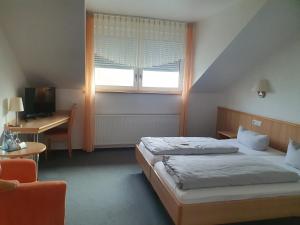 Postel nebo postele na pokoji v ubytování Hotel-Gasthof zum Ritter