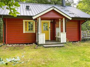 uma pequena casa vermelha com uma porta amarela em 4 person holiday home in HJ RNARP em Hjärnarp