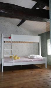 ein weißes Etagenbett in einem Zimmer in der Unterkunft Gites la Marquise in La Charrière