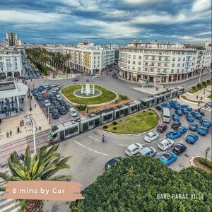 uma cidade com um comboio num parque de estacionamento com carros em Maison l'océan em Rabat