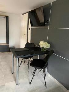 una mesa negra y 2 sillas en una habitación en Wiejska 21, en Ruciane-Nida