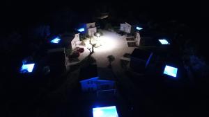 eine Aussicht über eine Stadt in der Nacht mit blauen Lichtern in der Unterkunft Villas EPTA KARPI Complex of 7 Luxury Villas in Skriperón