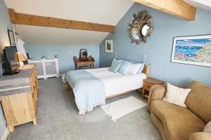 High Newton的住宿－藍屋住宿加早餐酒店，一间卧室配有一张床和一张沙发