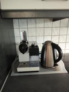 encimera de cocina con cafetera y batidora en A9 Apartment, en Ingolstadt