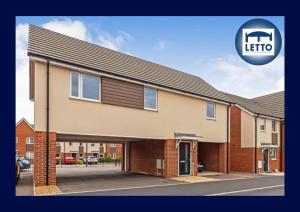 ピーターバラにあるLetto Serviced Accommodation -Sleeps 5 - PE7 - FREE Parkingの大きなレンガ造りの家。そこには「luter」と書かれた看板がある。