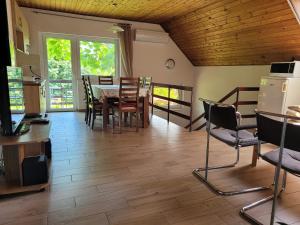 uma cozinha e sala de jantar com mesa e cadeiras em Liliom Apartman em Balatonboglár