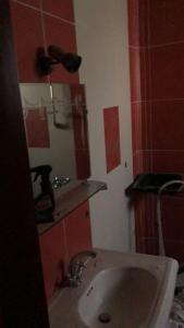 W łazience znajduje się umywalka i lustro. w obiekcie شقة مفروشة w mieście Al-Mansura
