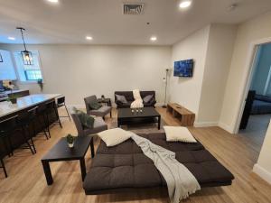 sala de estar con sofá y mesa en Close to NYC, 10 Guest, Luxurious 3Bedroom Apartment, en Union City