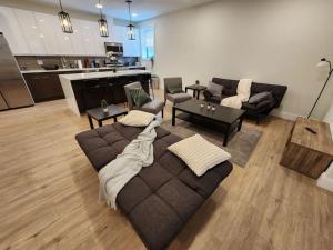 sala de estar con sofá y sillas y cocina en Close to NYC, 10 Guest, Luxurious 3Bedroom Apartment, en Union City