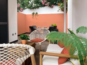 フンシャルにあるMadeira Breezeのテーブルと椅子、植物のある部屋