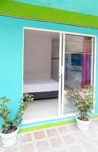 een kamer met een bed in een raam bij Apartamentos sophia in San Andrés