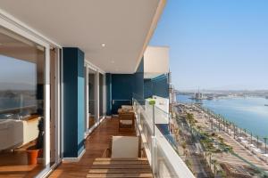 balkon z widokiem na wodę w obiekcie Luxury beach/port apartment w Maladze