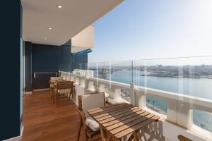 Balkon lub taras w obiekcie Luxury beach/port apartment