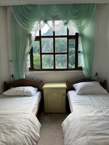 Säng eller sängar i ett rum på Hemşin Doğa Village