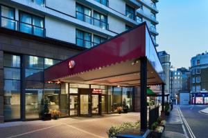 Un edificio con un cartel en el frente. en London Marriott Hotel Marble Arch, en Londres