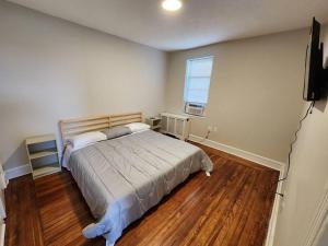 een slaapkamer met een groot bed en een raam bij Elegant 2 bed gem! mins from NYC in Union City