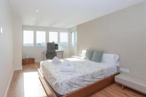 Łóżko lub łóżka w pokoju w obiekcie Luxury beach/port apartment
