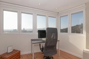 Telewizja i/lub zestaw kina domowego w obiekcie Luxury beach/port apartment