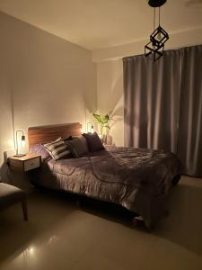 um quarto com uma cama grande e uma janela em Soler Premium em Buenos Aires
