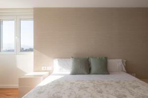 Łóżko lub łóżka w pokoju w obiekcie Luxury beach/port apartment