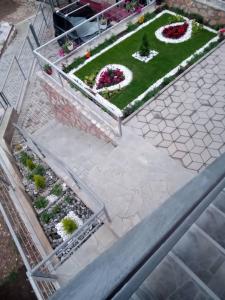 - une vue sur le jardin fleuri dans l'établissement Anabela Apartment, à Ohrid