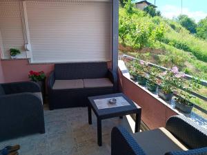 d'un balcon avec des chaises, une table et des plantes. dans l'établissement Anabela Apartment, à Ohrid